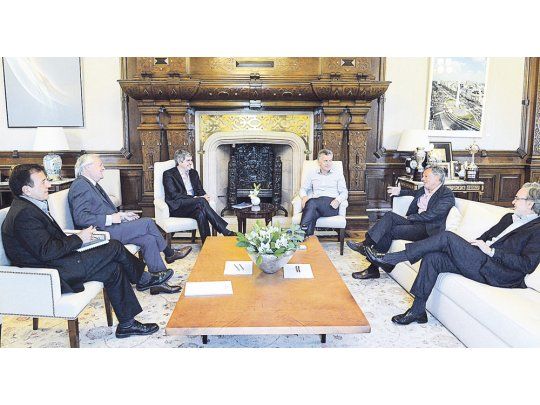 Estrategia. Mauricio Macri, Mario Quintana, Federico Pinedo, Emilio Monzó y Gustavo Lopetegui ayer en Casa Rosada.  El Presidente fijó un objetivo de mínima: demorar la reforma de Ganancias en el Senado.