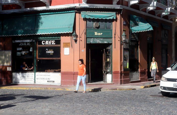 With the doors open. The Plaza Dorrego bar, one of the symbols of San Telmo, keeps its shutters up. Today they function as a cooperative.
