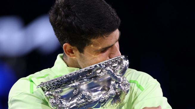 Carlos Alcaraz abraza al único trofeo&nbsp; de Grand Slam que le faltaba y que conquistó al vencer a Novak Djokovic: el Open de Australia. Es el tenista más jóven en conquistar los cuatro grandes.