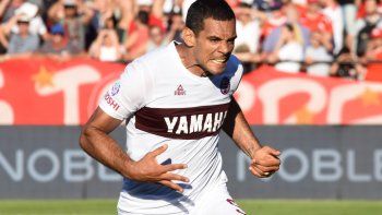 El primer gol de Lanús lo anotó Sand, que en el arranque de la jugada estaba adelantado.
