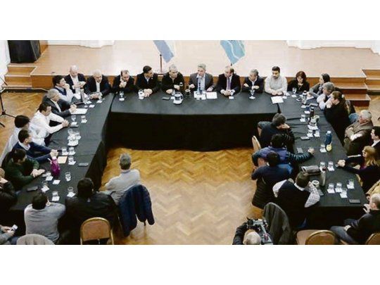 RESPALDO. Arcioni se reunió con los intendentes de la provincia.
