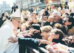 El cardenal  Jorge Bergoglio, actual papa Francisco I, en una de las celebraciones  del día de San Cayetano en el barrio porteño de Liniers, donde sus homilías  fueron críticas a los  gobiernos.