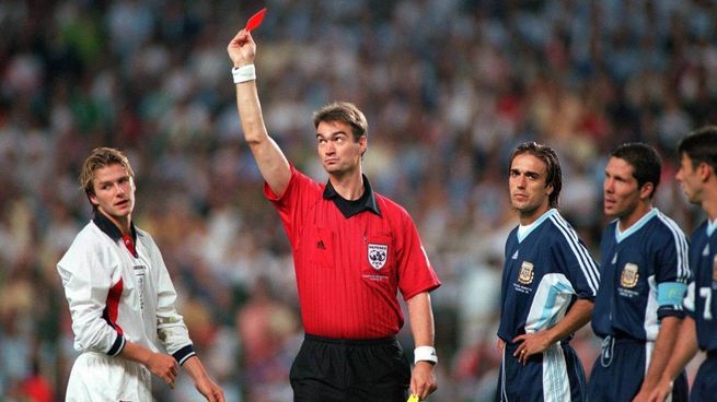La imagen que recorrió el mundo del fútbol: Beckham se fue expulsado por la viveza del Cholo.