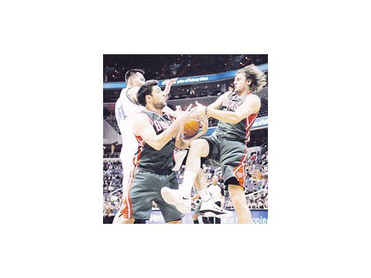 Carlos Delfino en acción ante Andrew Bogut. El santafesino marcó 15 puntos en el triunfo de los Bucks.