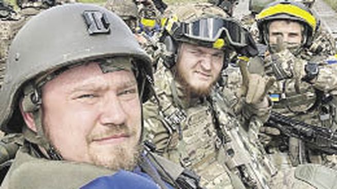 GUERRILLA. Miembros del Cuerpo de Voluntarios Rusos (RDK) posaron para una foto al cruzar la frontera desde Ucrania hacia la zona de Belgorod. Buscan destituir a Vladímir Putin.