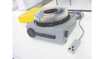 ámbito.com | El familiar proyector de diapositivas, parte de los objetos expuestos en Santa Fe en la  muestra “100 años Deustcher Werkbund 1907-2007”.