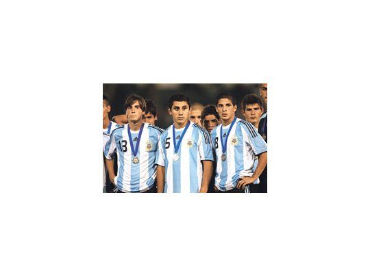 Nicolás Tagliafico, Esteban Orfano y Lucas Krupszky posan con sus medallas. Los chicos argentinos perdieron la final por penales, pero están en el Mundial.