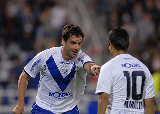 Es tuyo parece decirle el goleador uruguayo a su asistidor.