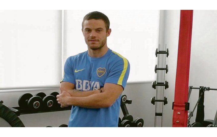 Tardó pero llegó. Nahitán Nández posa con la camiseta de Boca en el gimnasio, el uruguayo es un volante que juega por las bandas o doble cinco