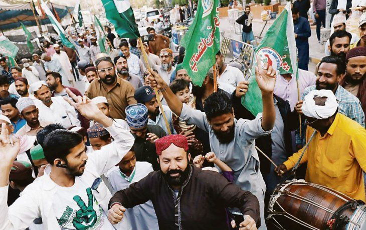 FESTEJOS. Miles de pakistaníes se lanzaron a las calles para celebrar como una victoria el derribo de los aviones indios anunciado por el Gobierno. Cachemira es una zona en disputa y un tema sensible para ambas naciones.&nbsp;