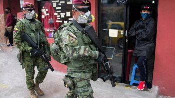 Los militares ecuatorianos patrullan las zonas m&aacute;s afectadas por el coronavirus en Quito.