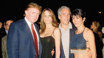 AMISTAD. Donald Trump, su esposa Melania, Jeffrey Epstein y Ghislaine Maxwell, arrestada ayer. Ambos empresarios fueron cercanos.&nbsp;