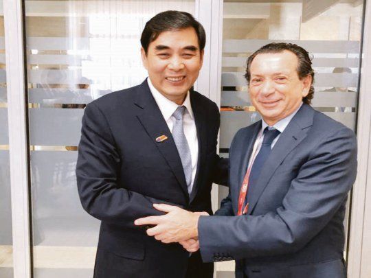 Ginebra. Dante Sica&nbsp; junto al ministro de Trabajo de China, Zhang Jinan, en la cumbre de la OIT en Ginebra.