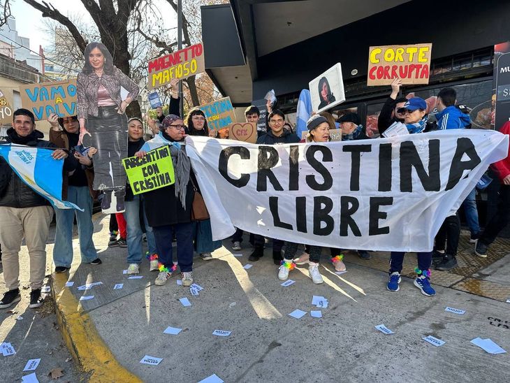 Simpatizantes de la ciudad de Buenos Aires también se expresaron a favor de la expresidenta.