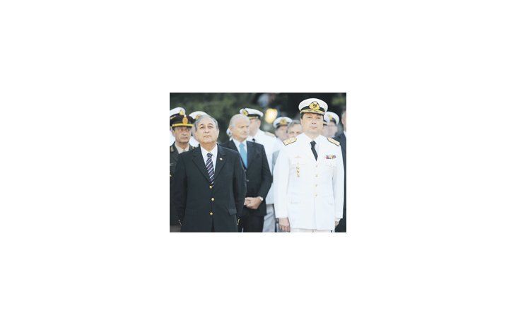 ámbito.com | El ministro de Defensa, Arturo Puricelli, puso en funciones al nuevo jefe de la Armada, Carlos Paz, quien asume con la agenda más comprometida de todos los mandos militares: cumplir con la misión de vigilar intrusos en el mar Argentino en torno de Malvina