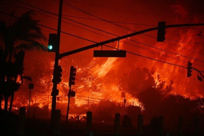 Los vientos de Santa Ana, típicos del otoño e invierno en California, alcanzaron este año su mayor intensidad desde 2011, con ráfagas de hasta 160 km/h.