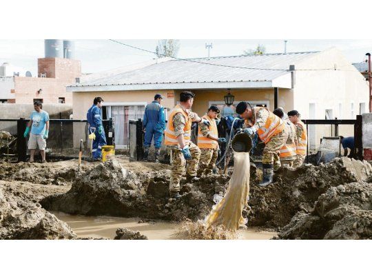 Las inundaciones achican la grieta en la Argentina