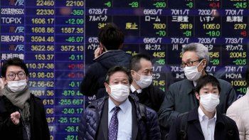 Los banqueros centrales y los ministros de Finanzas del G7 se reunirán hoy por teléfono para coordinar medidas frente al impacto del nuevo coronavirus, que amenaza con frenar brutalmente la economía mundial.