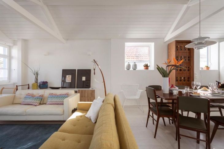 Living-comedor: Los antiguos palheiros fueron restaurados con interiores modernos que combinan amplios espacios, luminosidad y confort sin perder la esencia de la arquitectura tradicional portuguesa Living-comedor: Los antiguos palheiros fueron restaurados con interiores modernos que combinan amplios espacios, luminosidad y confort sin perder la esencia de la arquitectura tradicional portuguesa