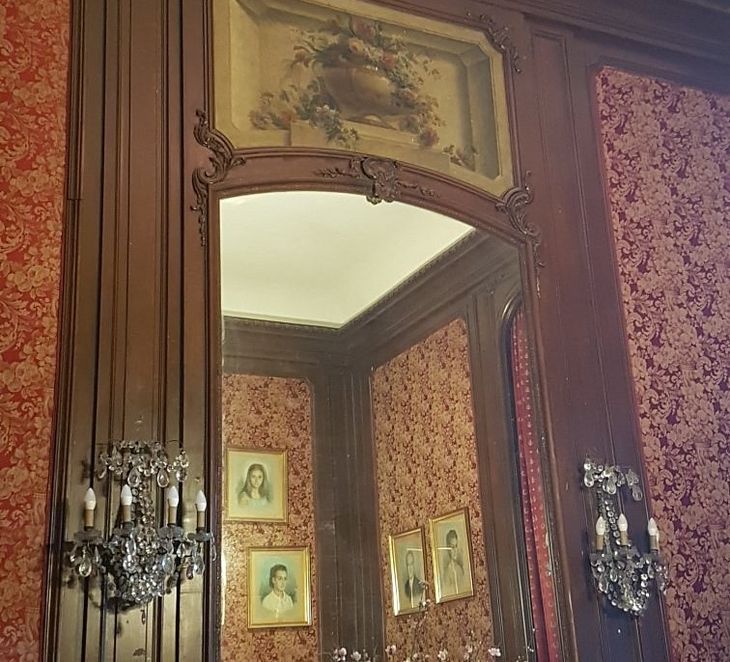 Maderas talladas, espejos y revestimientos originales forman parte de los ambientes que aún conservan el esplendor de una residencia aristocrática de principios del siglo pasado Maderas talladas, espejos y revestimientos originales forman parte de los ambientes que aún conservan el esplendor de una residencia aristocrática de principios del siglo pasado