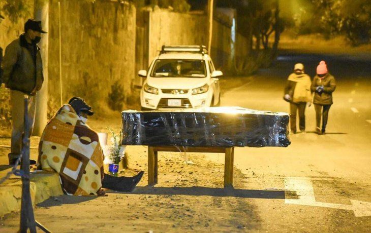 Un velorio improvisado en la puerta del cementerio local de Cochabamba.