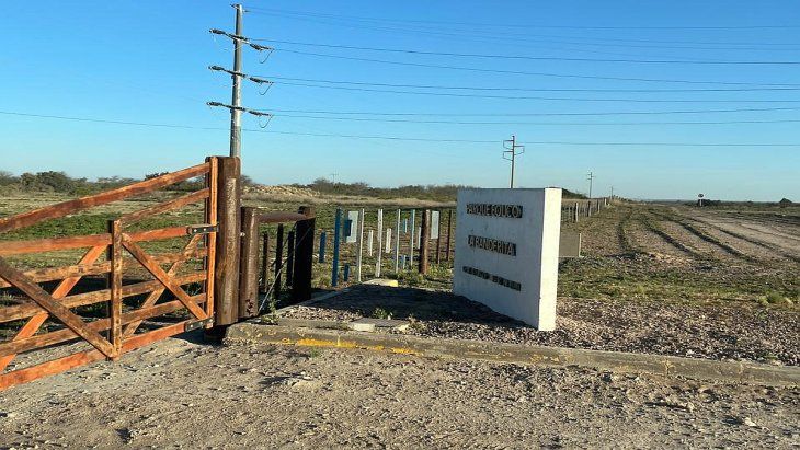 Tranquera de acceso al Parque E&oacute;lico La Banderita, en la localidad de General Acha, a 130 kil&oacute;meotros de Santa Rosa, capital de La Pampa.