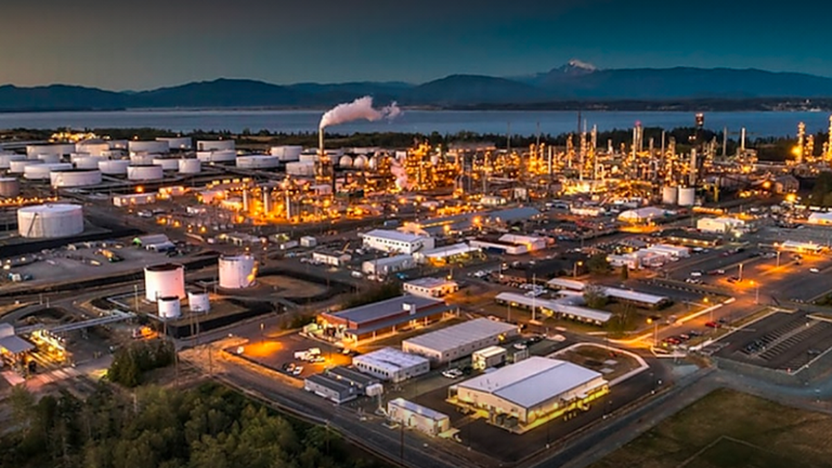 Who are the two people killed by the Deer Park refinery leak?