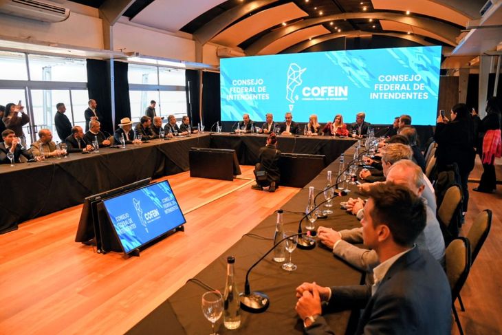 La cumbre reunió a alcaldes de 18 provincias. La cumbre reunió a alcaldes de 18 provincias.