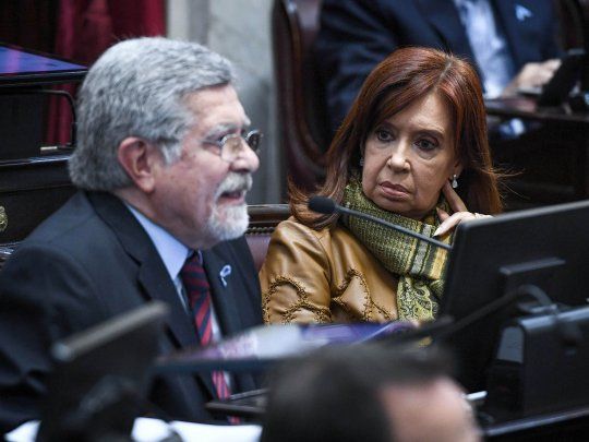 El senador Marcelo Fuentes junto a la senadora Cristina Fernández de Kirchner.
