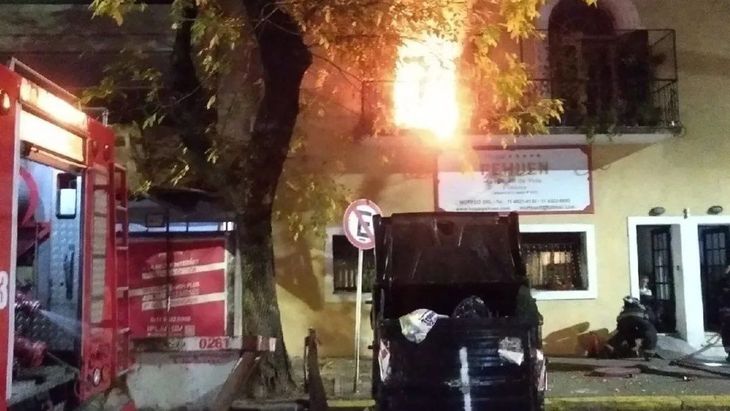 Incendio en un geriátrico de Villa Urquiza dejó tres muertos y cinco heridos