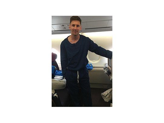 Messi bromeó sobre su atuendo en el viajes rumbo a Japón. Listo para viajar. Un poco grande el pijama pero cómodo, escribió en Instagram.