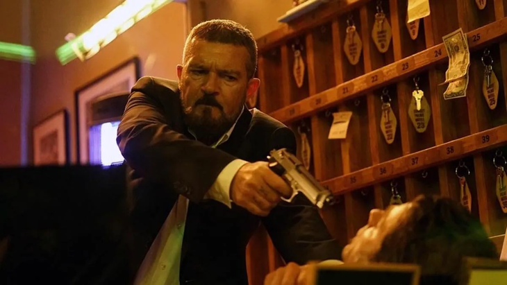Antonio Banderas se luce en una producción cargada de acción que está disponible en Prime Video.