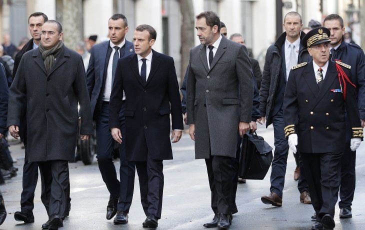 Macron aumenta salario mínimo para desactivar crisis social en Francia