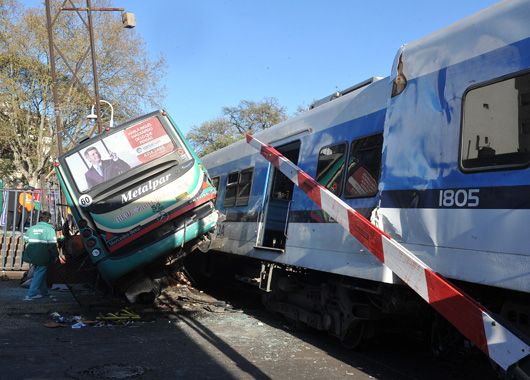 Un choque entre dos trenes y un colectivo causó 11 muertos en Flores (foto 1)