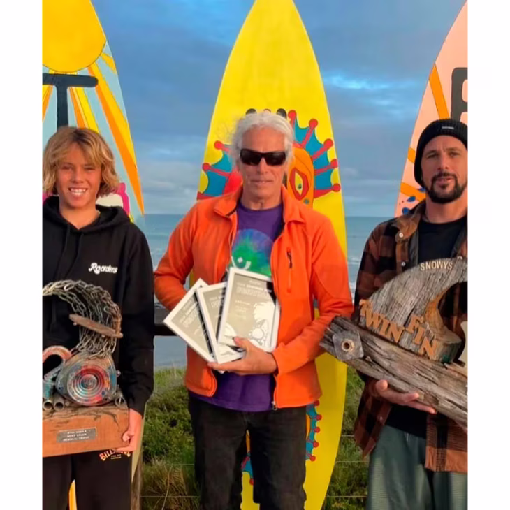 El joven surfista junto a familiares. (Imagen de cortesía por la familia) El joven surfista junto a familiares. (Imagen de cortesía por la familia)