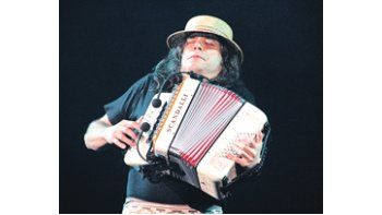 ámbito.com | El brillante acordeonista brasileño riograndense Renato Borghetti entregó un set excelente al frente de un cuarteto en la apertura de la Fiesta.