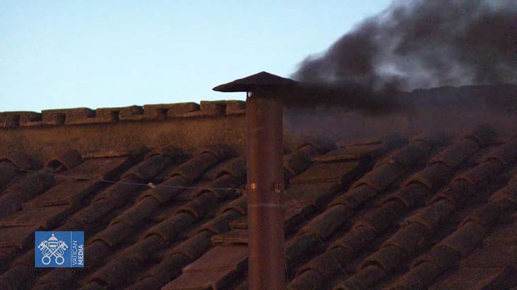 The first day of voting of the conclave threw black smoke. The first day of voting of the conclave threw black smoke.