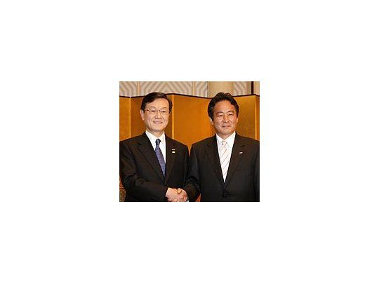 El presidente de Panasonic, Fumio Otsubo (izq.), y su par de Sanyo, Seiichiro Sano, antes de anunciar el acuerdo.