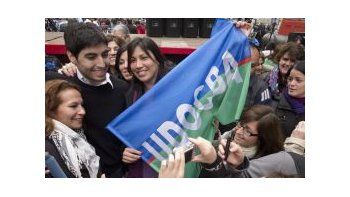 Facundo Moyano fue el principal orador y se dirigió a centenares de manifestantes que acompañaron a representantes sindicales a entregar una nota,