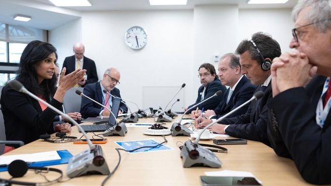 El equipo económico argentino, encabezado por el ministro Sergio Massa, junto a la norteamericana Gita Gopinath, en un encuentro el mes pasado. 