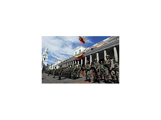 El gobierno ecuatoriano decidió extender el plazo de sitio para que las fuerzas armadas continúen custodiando las calles de Quito