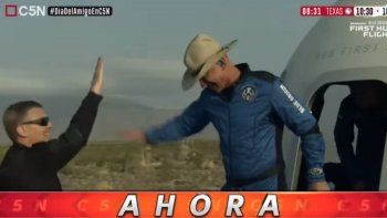 el hombre mas rico del mundo, jeff bezos, alcanza el espacio