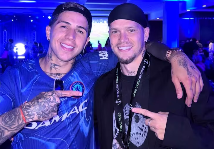 Enzo Fernández junto a Mudry. Enzo Fernández junto a Mudry.