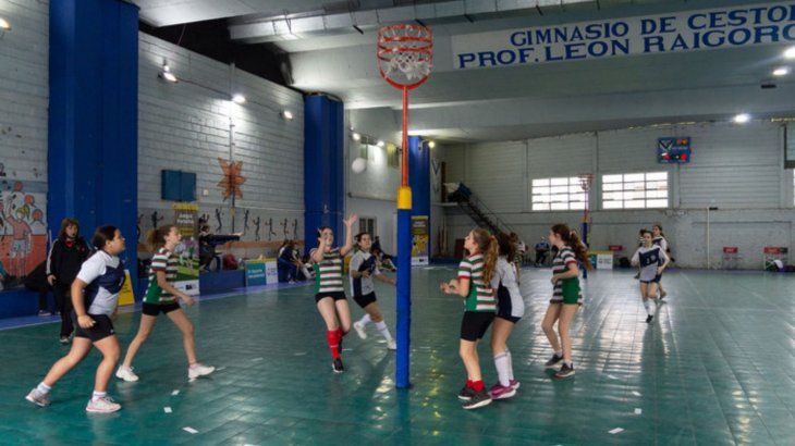 Los clubes de barrio y pueblo deberán ofrecer el desarrollo de actividades deportivas no profesionales.