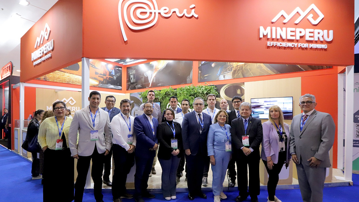 El stand de PromPerú en la exposición internacional ArMinera lo inauguraron el embajador peruano en Buenos Aires, Carlos Chocano Burga, y Silvia Seperak.  