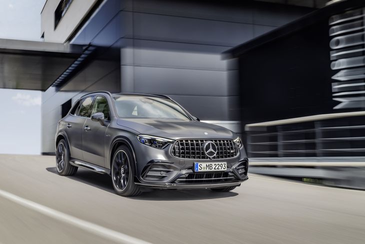 In the upper range is the Mercedes-AMG GLC 63 is performance, available in SUV bodies (US $ 300,000) and Coupé (US $ 310,000).