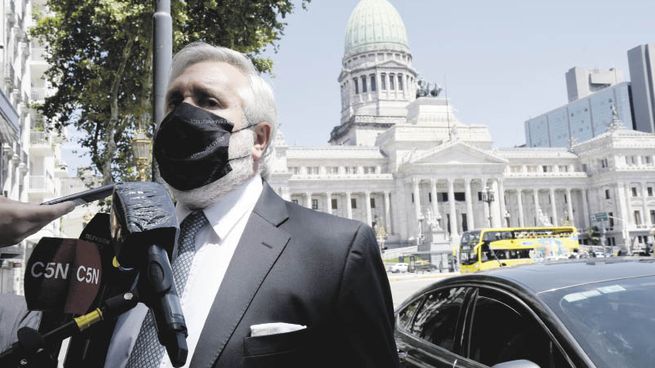 Silente. Pese a haber prometido que haría declaraciones a la salida del encuentro con los legisladores de la Bicameral, el procurador bonaerense Julio Conte Grand se retiró en silencio de la reunión a la que fue citado.