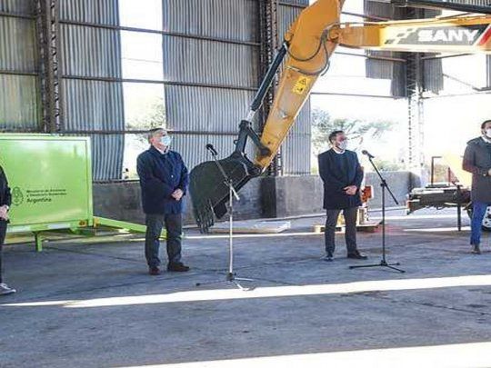 El ministro de Ambiente, Juan Cabandié, junto al gobernador de La Pampa, Sergio Ziliotto, e intendentes.