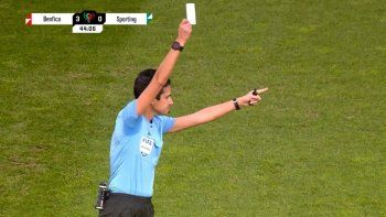 historico: mostraron por primera vez la tarjeta blanca en un partido de futbol