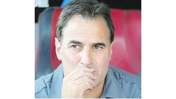 Leonardo Madelón en el banco de San Lorenzo. Su rostro marca el presente de San Lorenzo. Hoy la Comisión Directiva decidirá si continúa en el cargo.